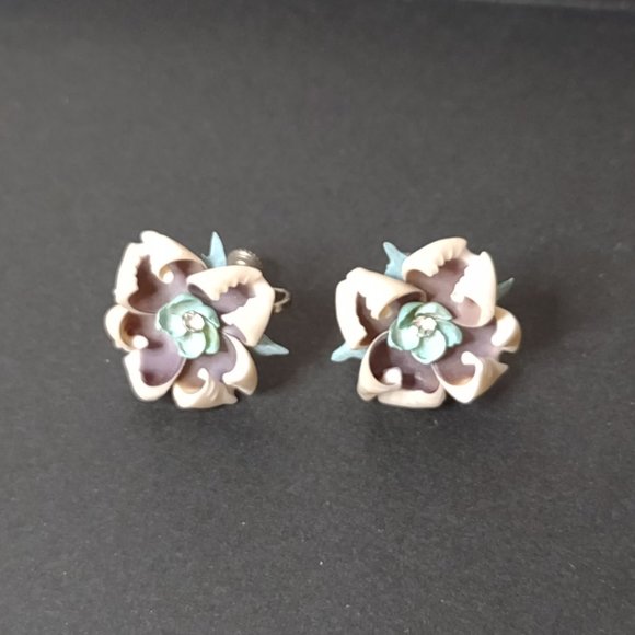 Very Delicate Shell Clip On Earrings - Picture 7 of 9